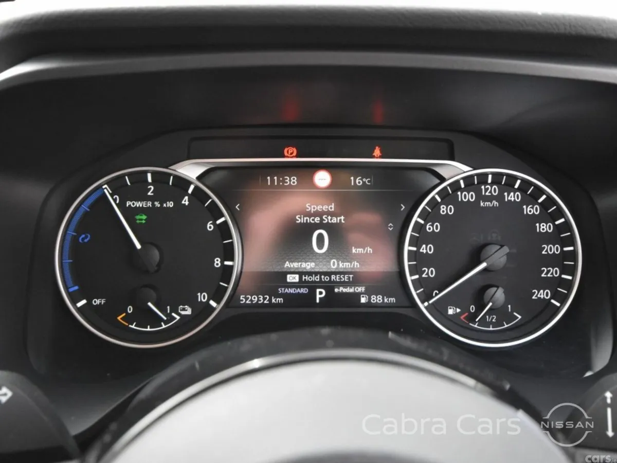 Nissan Qashqai MPV, Petrol, 2023, Red