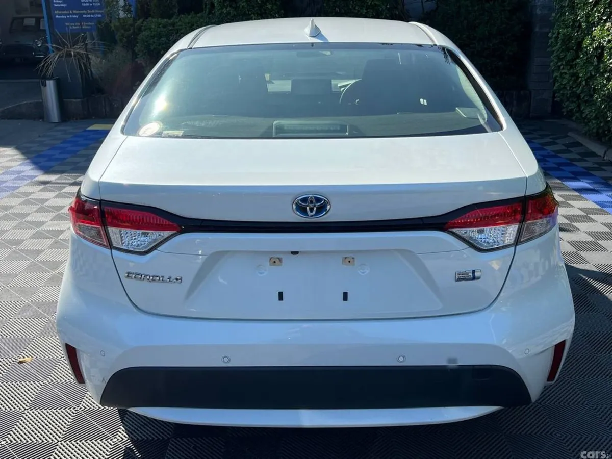 Toyota Corolla Saloon, Petrol Hybrid, 2020, White