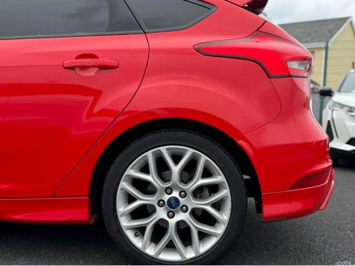 Ford Focus Hatchback, Diesel, 2017, Red