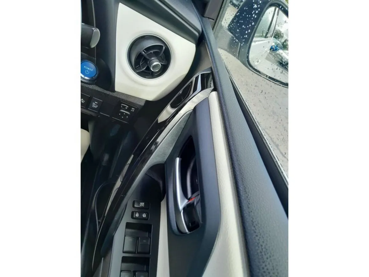 Toyota Auris Hatchback, Petrol Hybrid, 2016, White