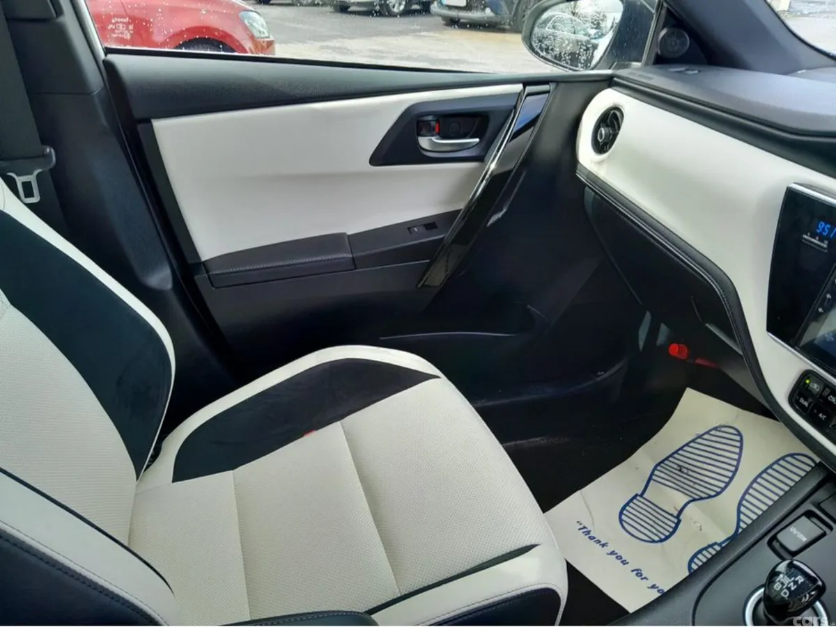 Toyota Auris Hatchback, Petrol Hybrid, 2016, White
