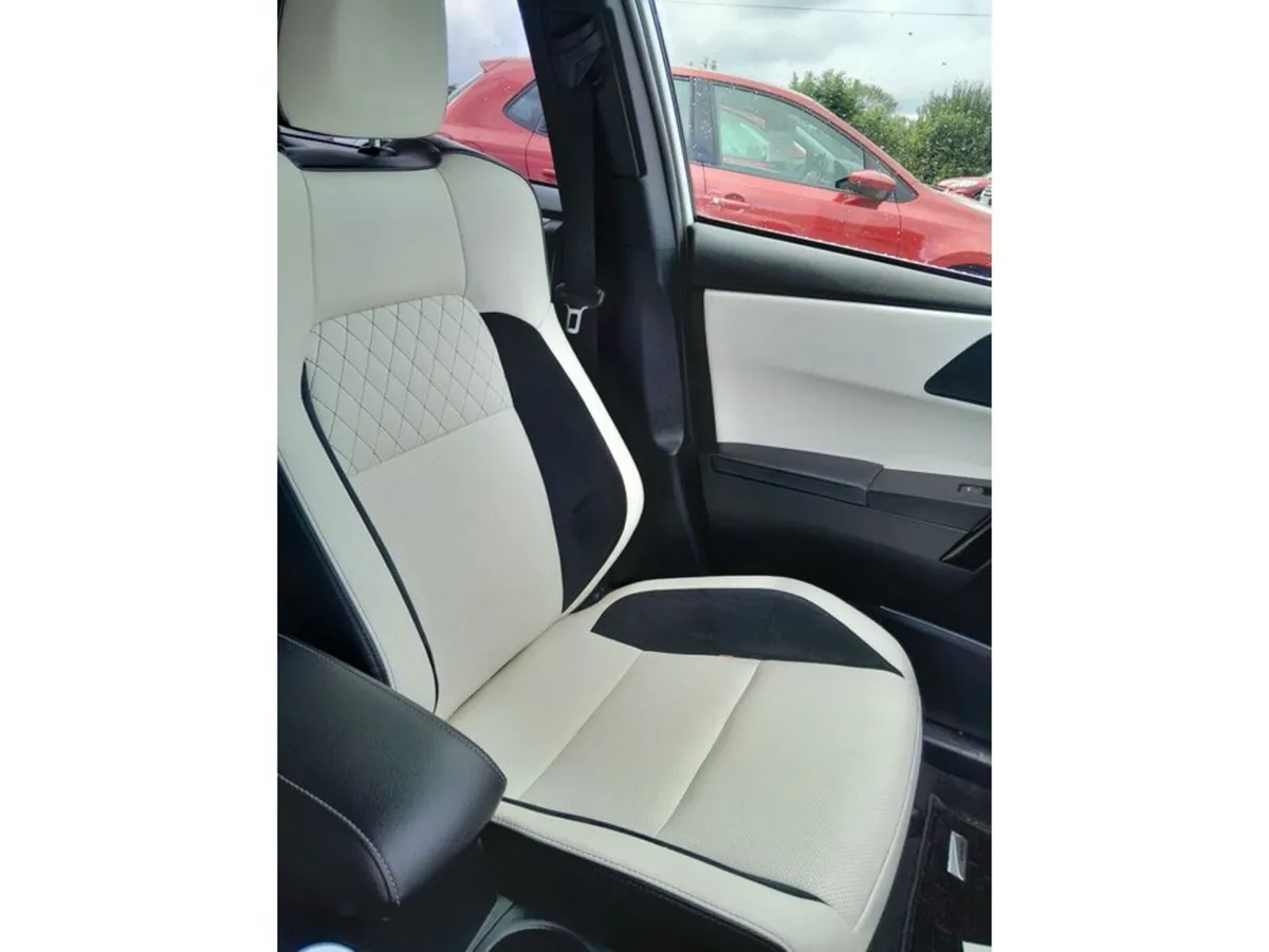 Toyota Auris Hatchback, Petrol Hybrid, 2016, White