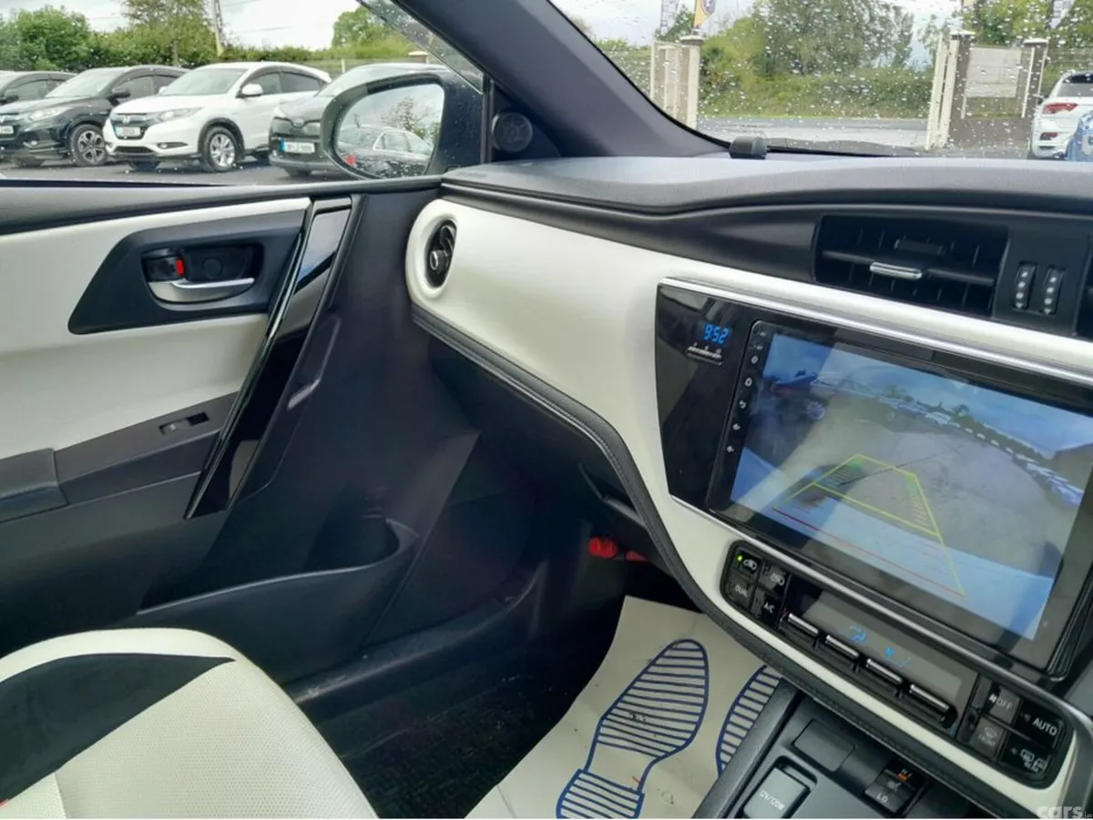 Toyota Auris Hatchback, Petrol Hybrid, 2016, White