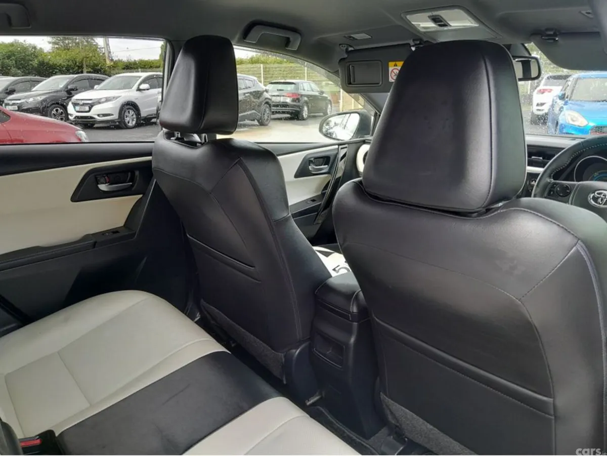 Toyota Auris Hatchback, Petrol Hybrid, 2016, White