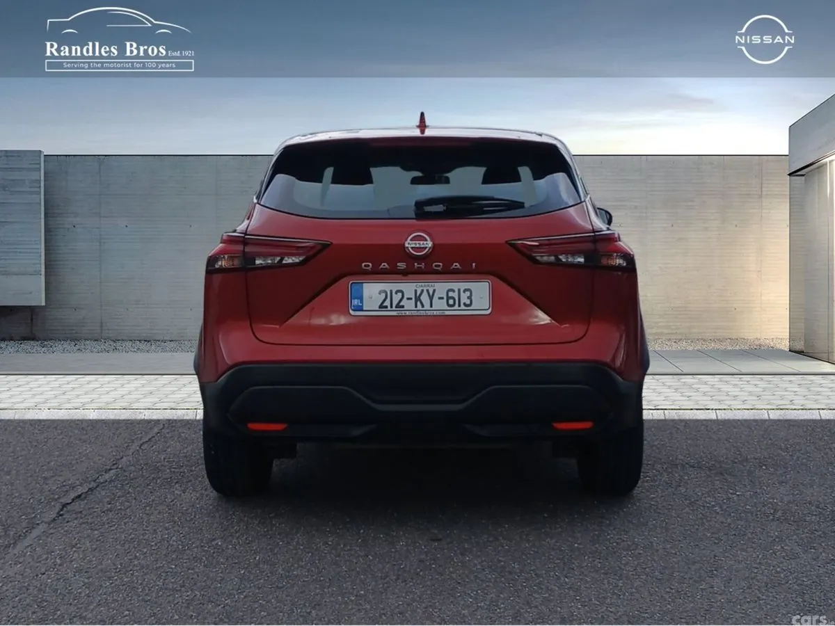 Nissan Qashqai MPV, Petrol, 2021, Red
