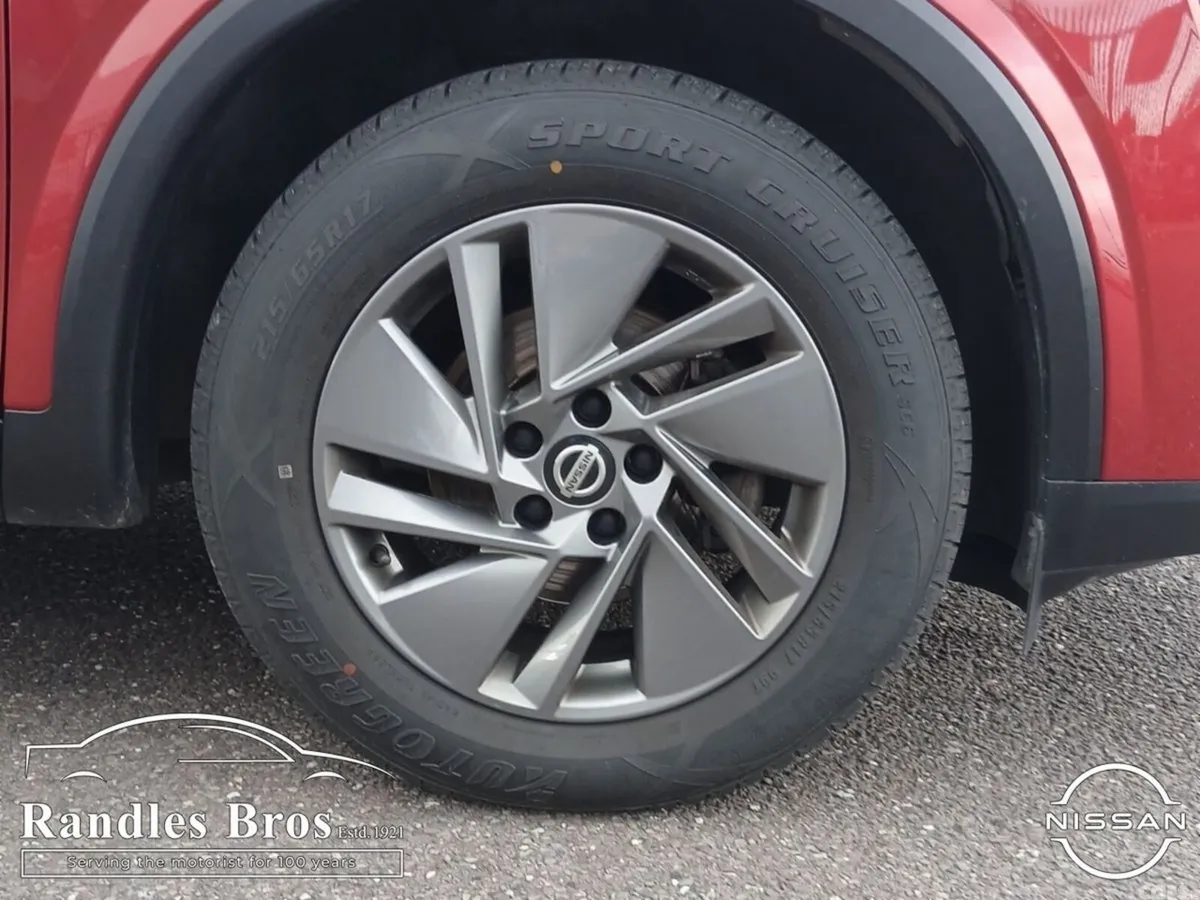 Nissan Qashqai MPV, Petrol, 2021, Red