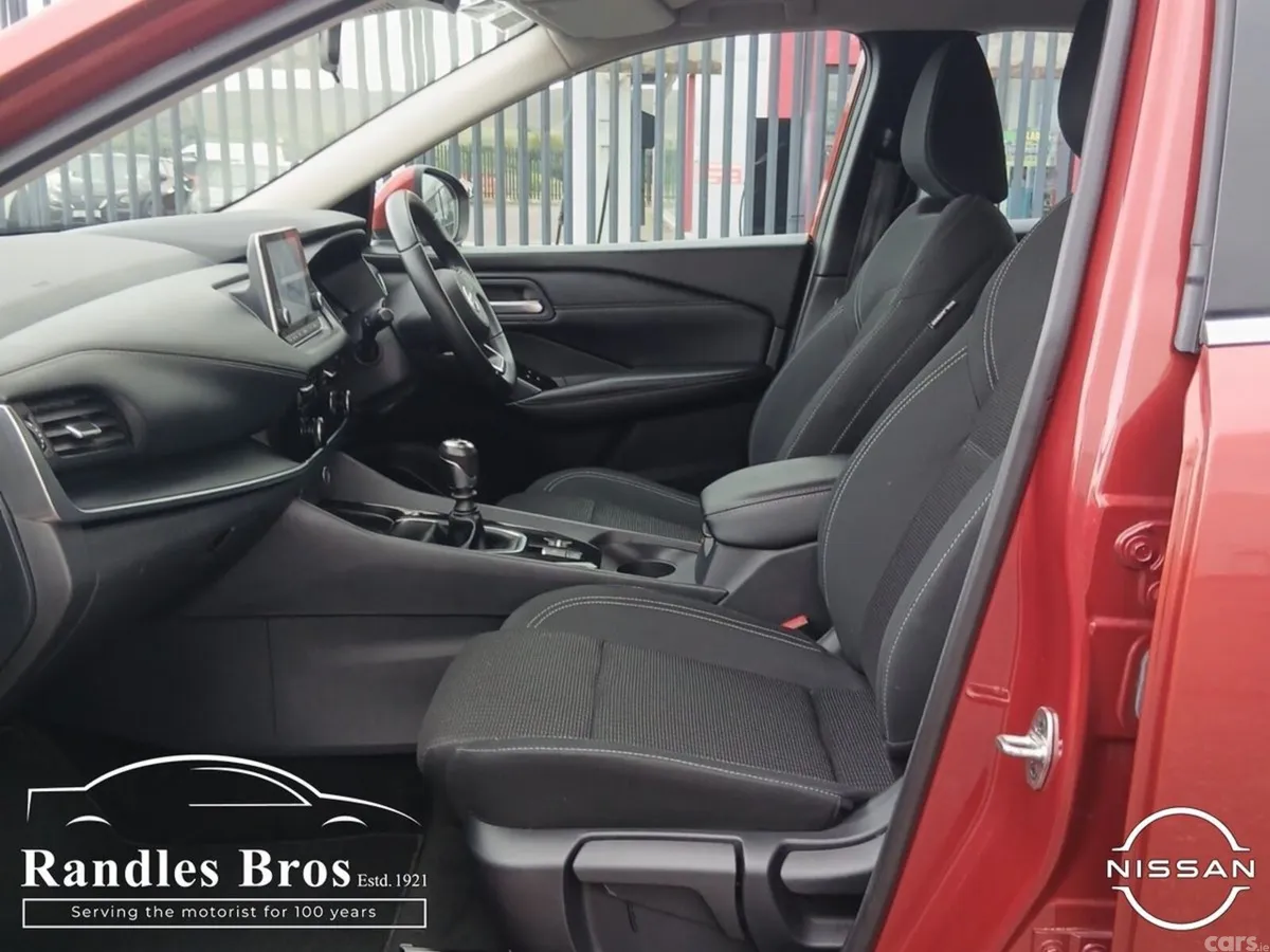 Nissan Qashqai MPV, Petrol, 2021, Red