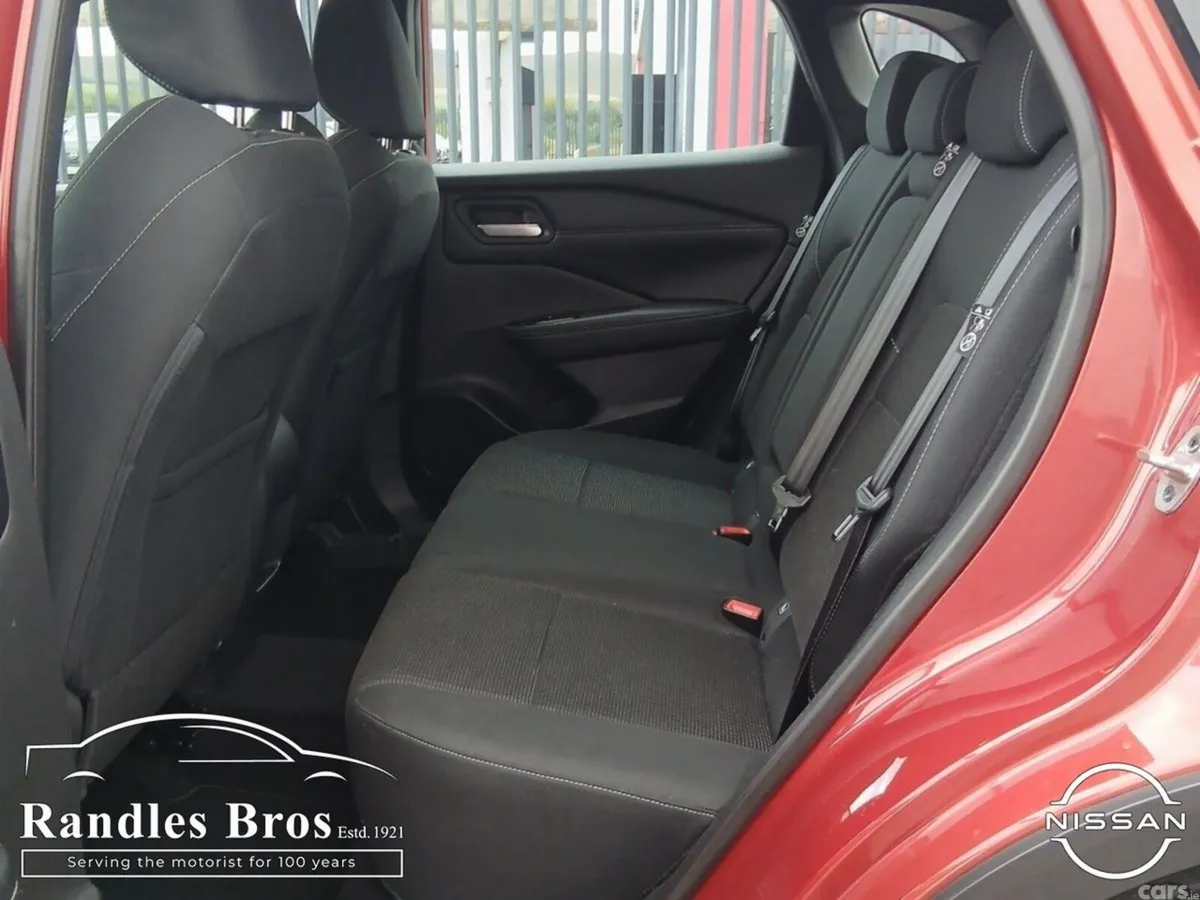 Nissan Qashqai MPV, Petrol, 2021, Red