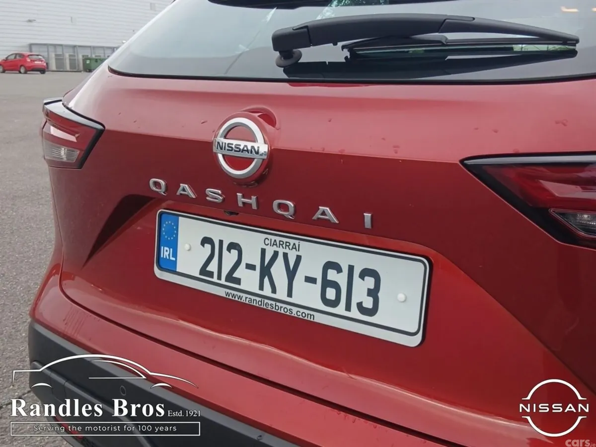 Nissan Qashqai MPV, Petrol, 2021, Red