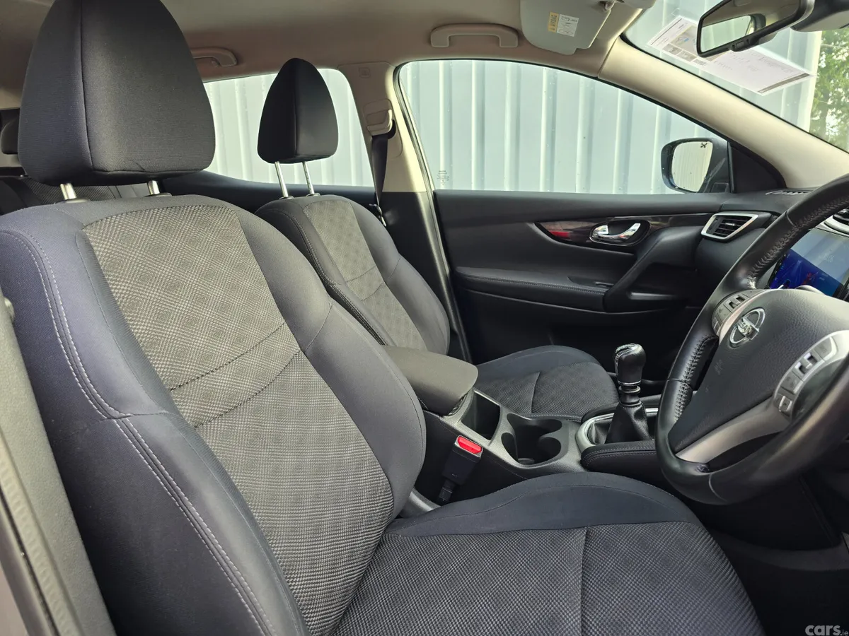 Nissan Qashqai SUV, Diesel, 2016, Silver