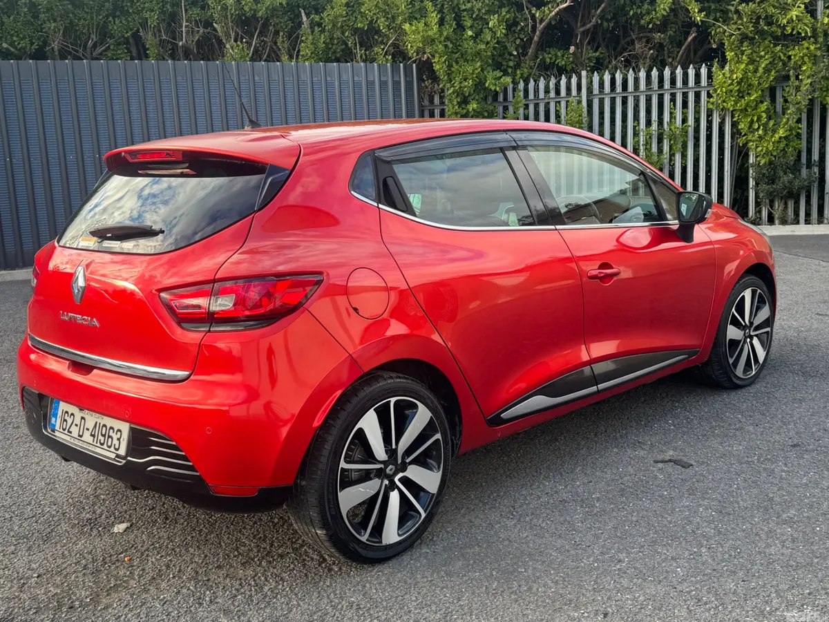 Renault Clio Hatchback, Petrol, 2016, Red