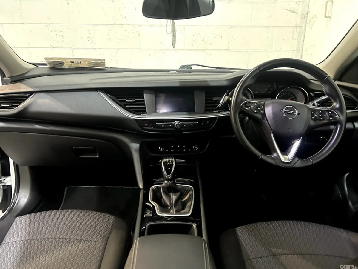 Opel Insignia Hatchback, Diesel, 2020, White