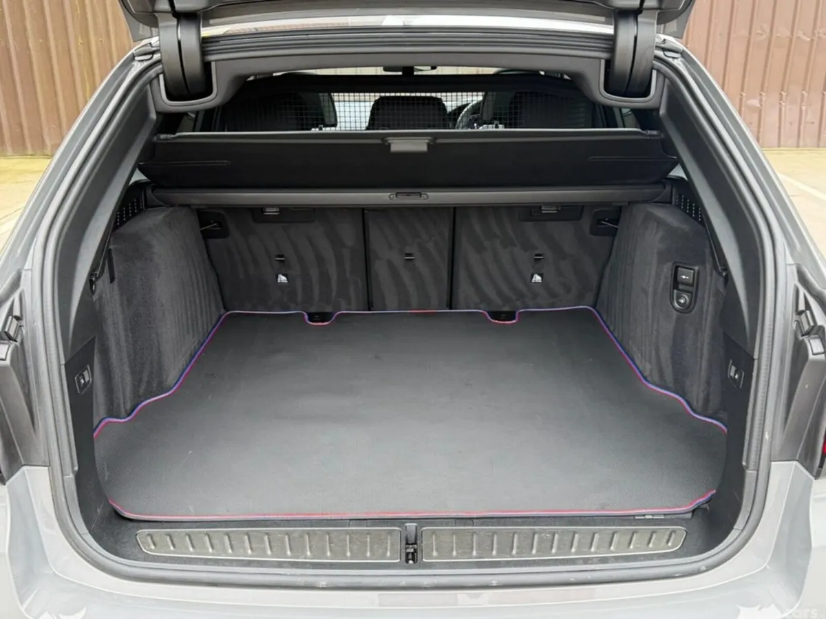 BMW 5-Series Estate, 2022, 