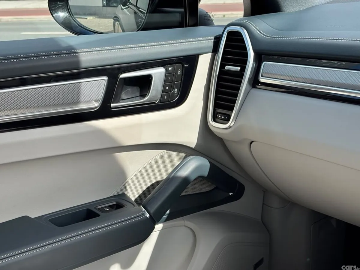 Porsche Cayenne SUV, Petrol Plug-in Hybrid, 2023, Black