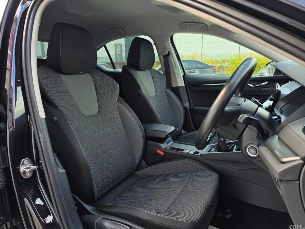 Skoda Octavia Saloon, Diesel, 2023, Black