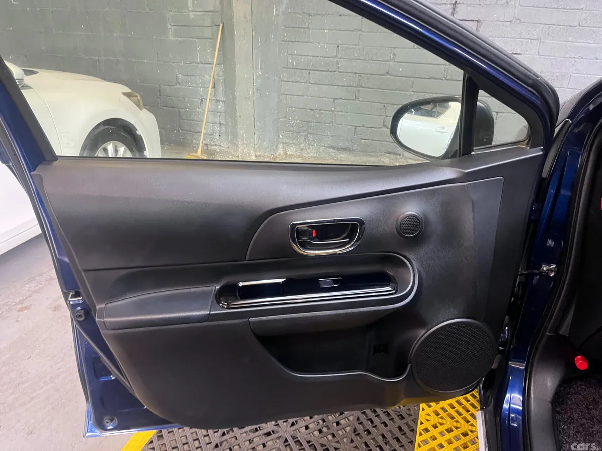 Toyota Aqua Hatchback, Petrol Hybrid, 2017, Blue