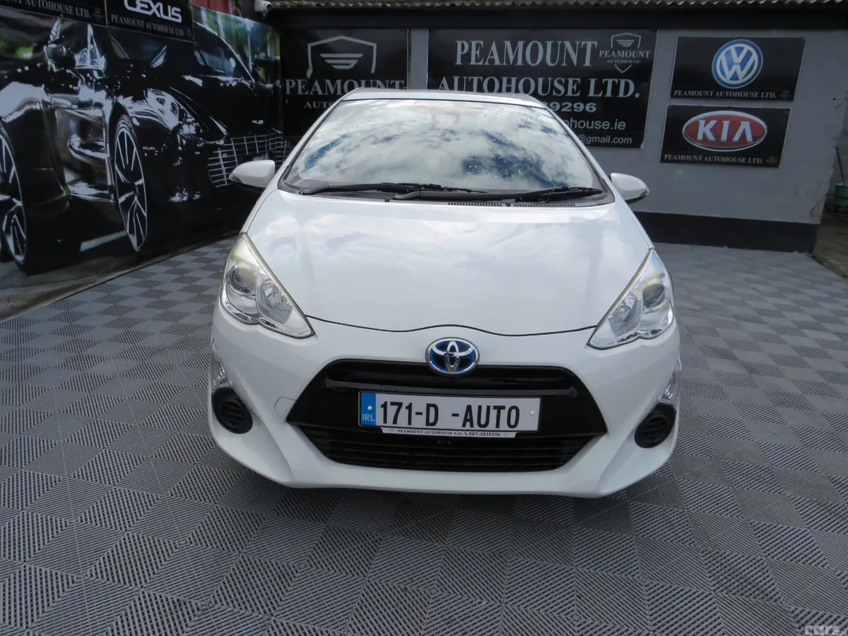 Toyota Aqua Hatchback, Petrol Hybrid, 2017, White
