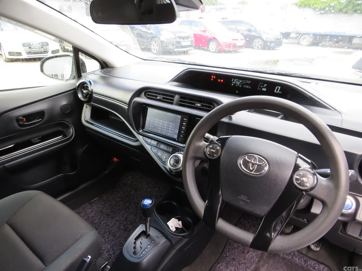 Toyota Aqua Hatchback, Petrol Hybrid, 2017, White