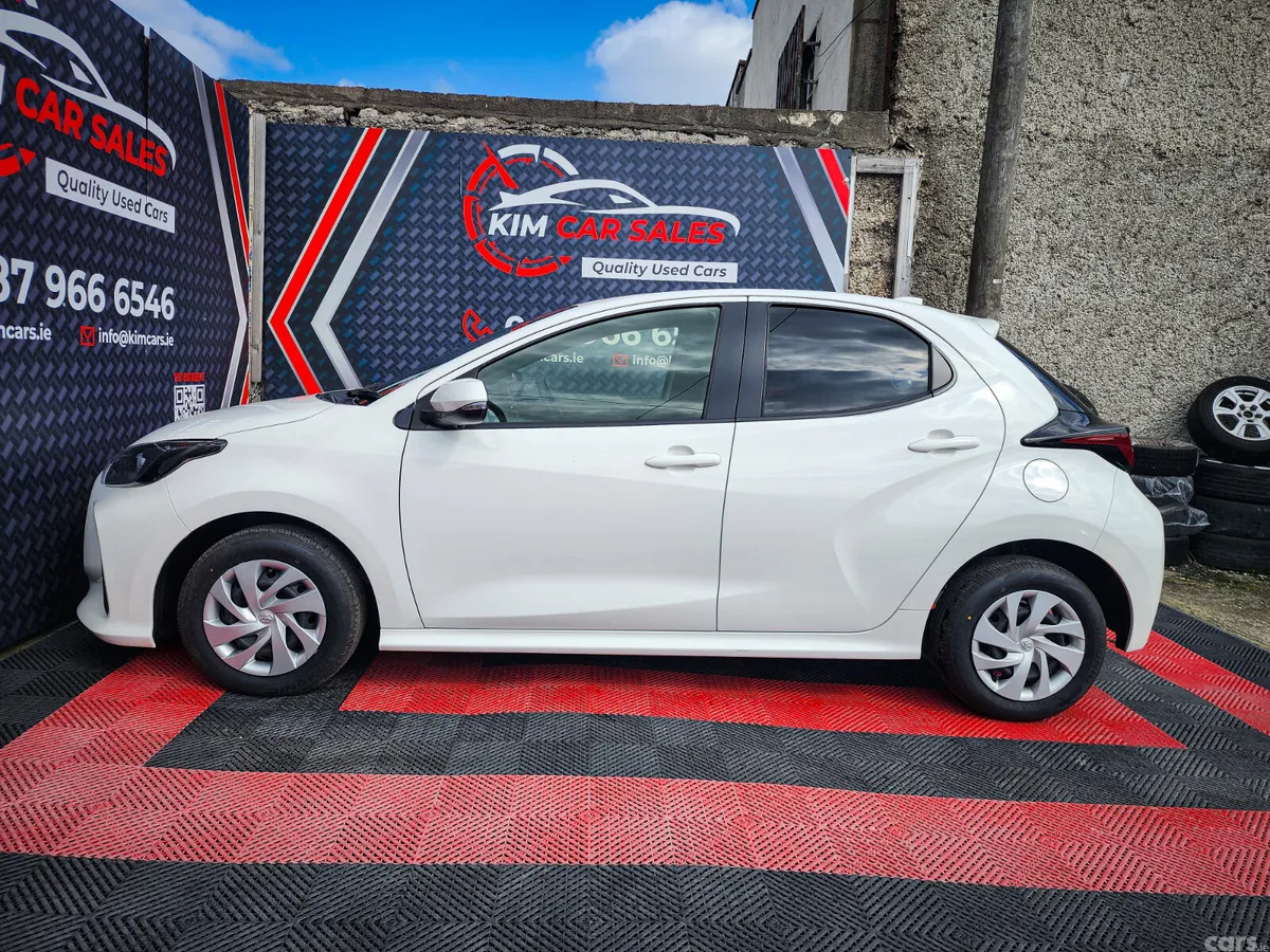 Toyota Yaris Hatchback, Petrol Hybrid, 2023, White
