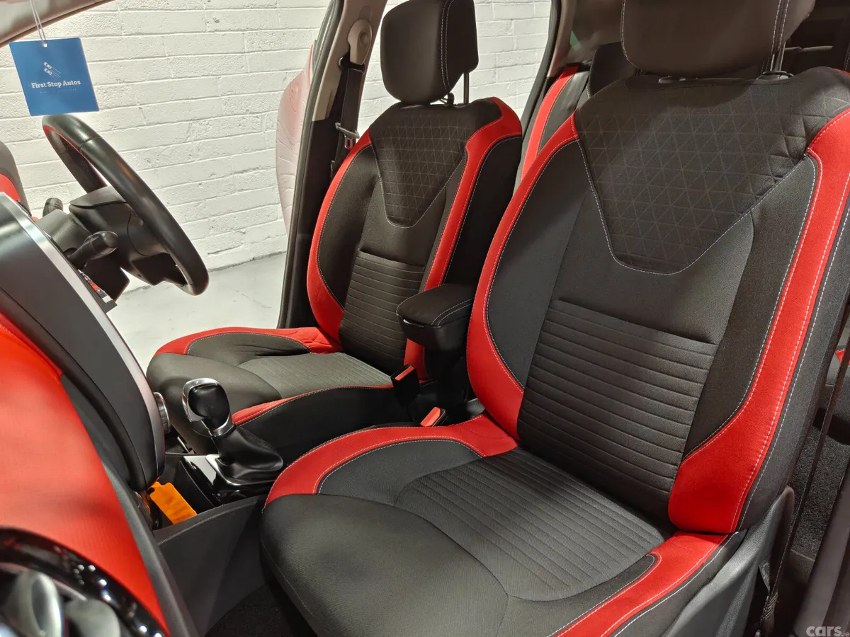 Renault Clio Hatchback, Petrol, 2017, Red