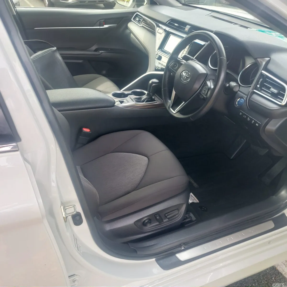 Toyota Camry Saloon, Petrol Hybrid, 2018, White