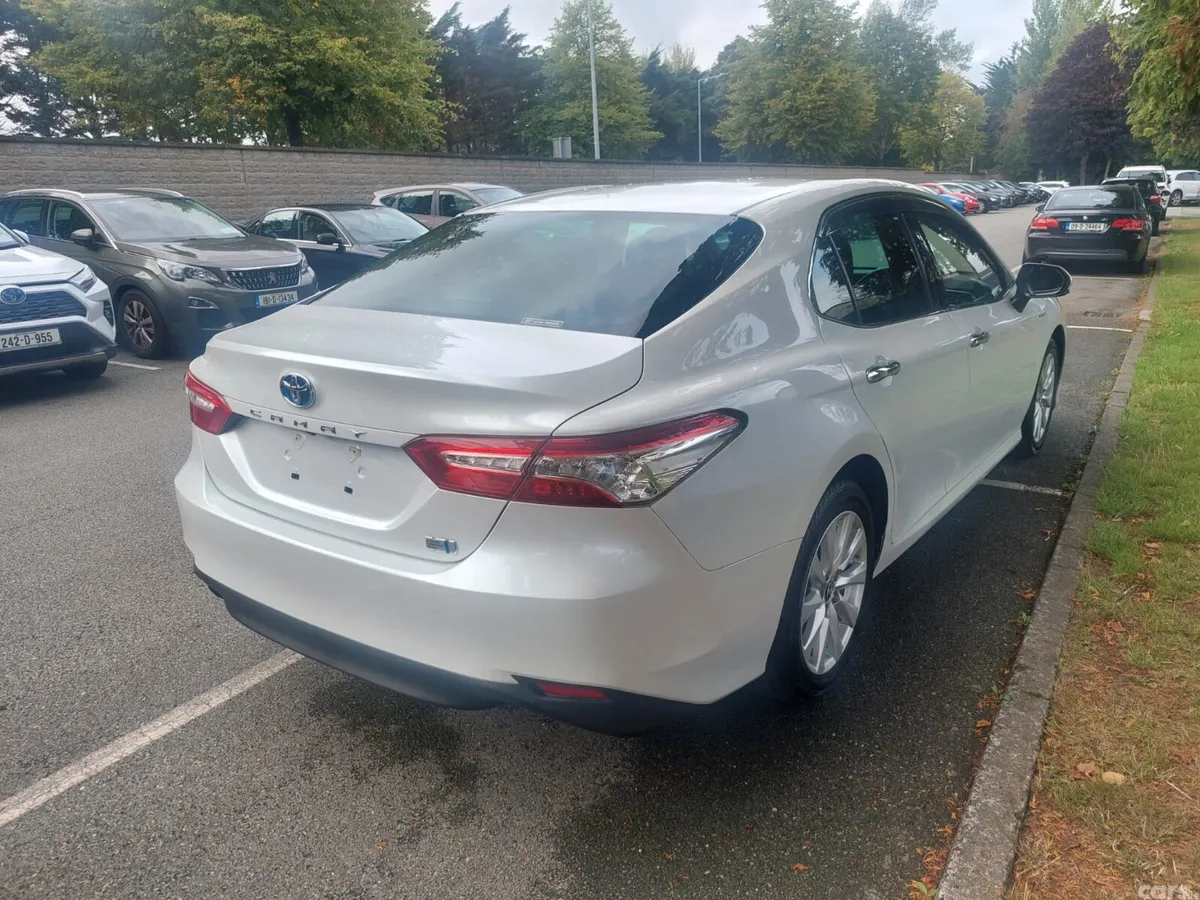 Toyota Camry Saloon, Petrol Hybrid, 2018, White