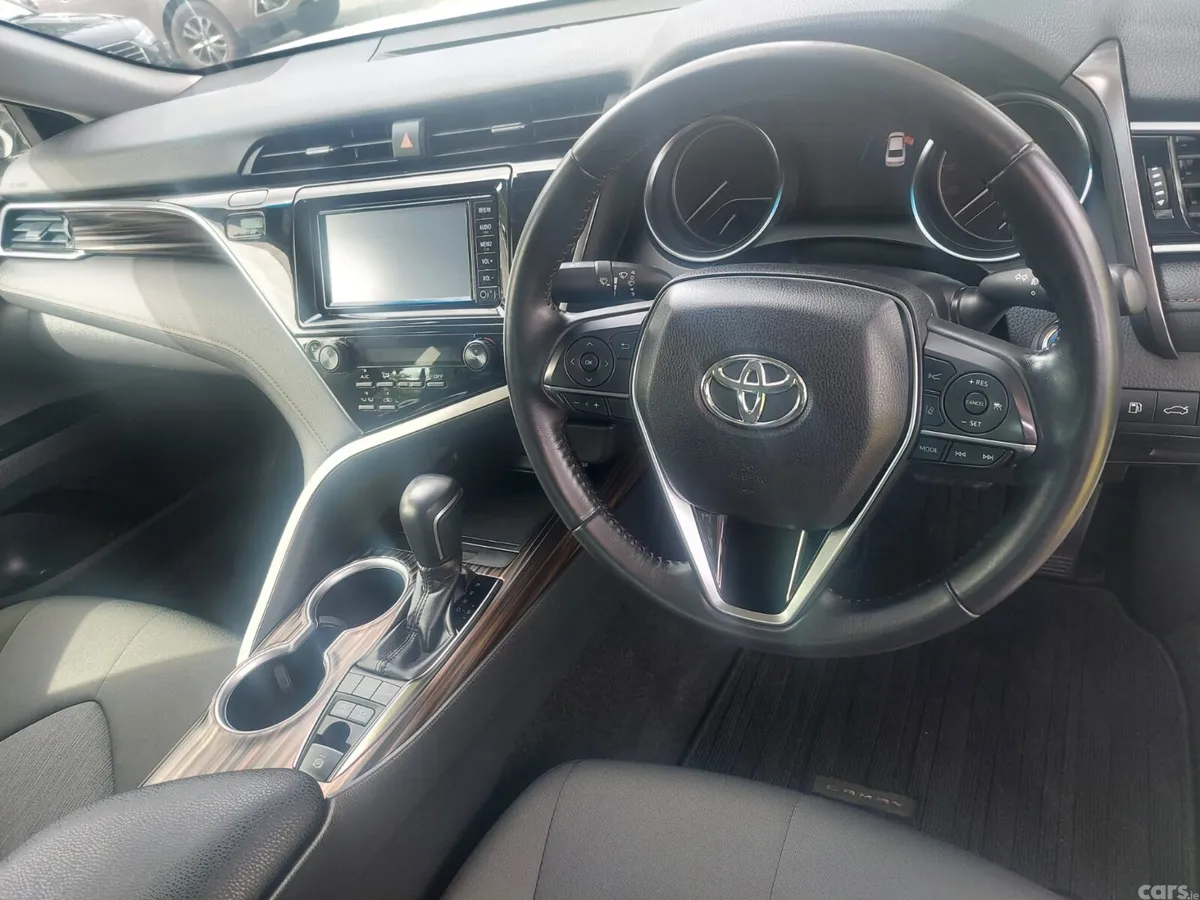 Toyota Camry Saloon, Petrol Hybrid, 2018, White