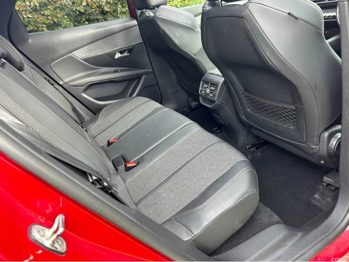 Peugeot 3008 MPV, Petrol, 2017, Red