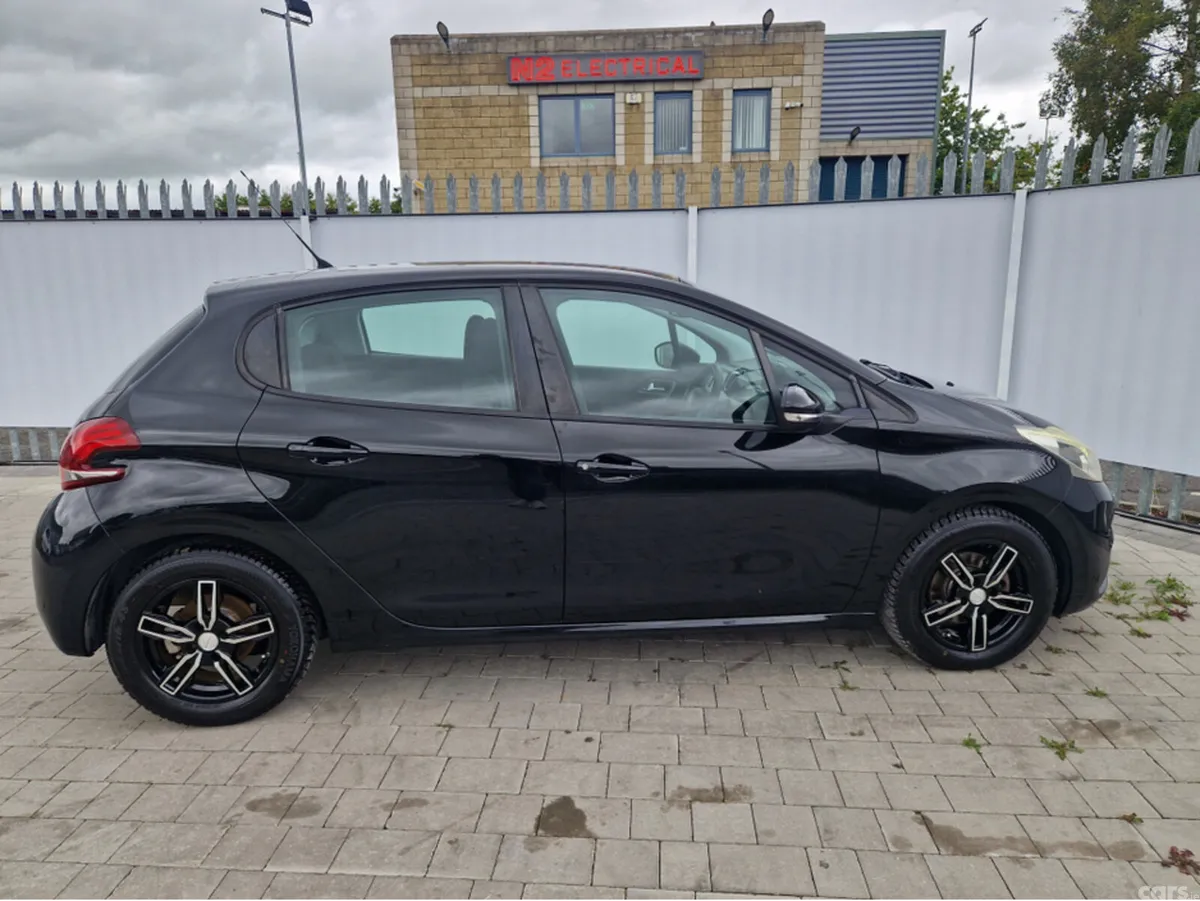 Peugeot 208 Hatchback, Petrol, 2017, Black