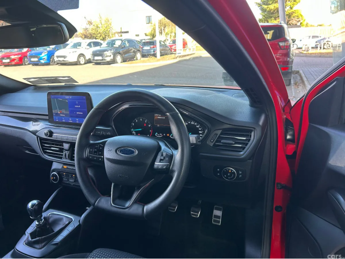 Ford Focus Hatchback, Petrol, 2021, Red