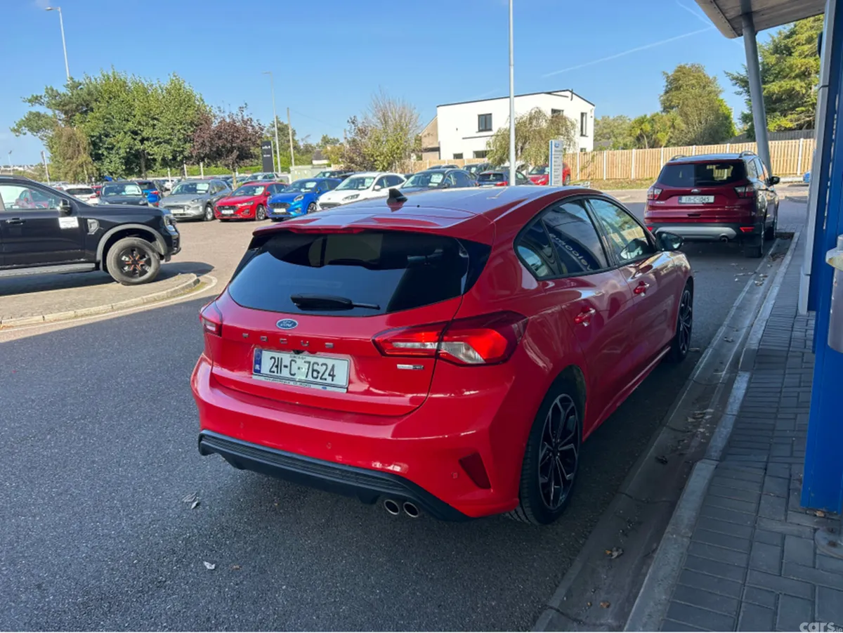 Ford Focus Hatchback, Petrol, 2021, Red