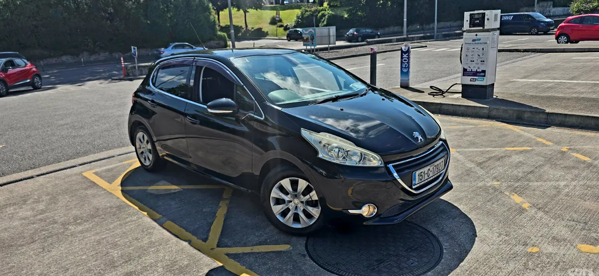 Peugeot 208 Hatchback, Petrol, 2015, Black
