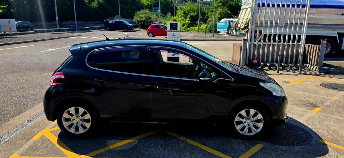 Peugeot 208 Hatchback, Petrol, 2015, Black
