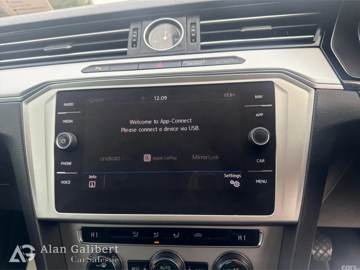 Volkswagen Passat Saloon, Diesel, 2019, Grey
