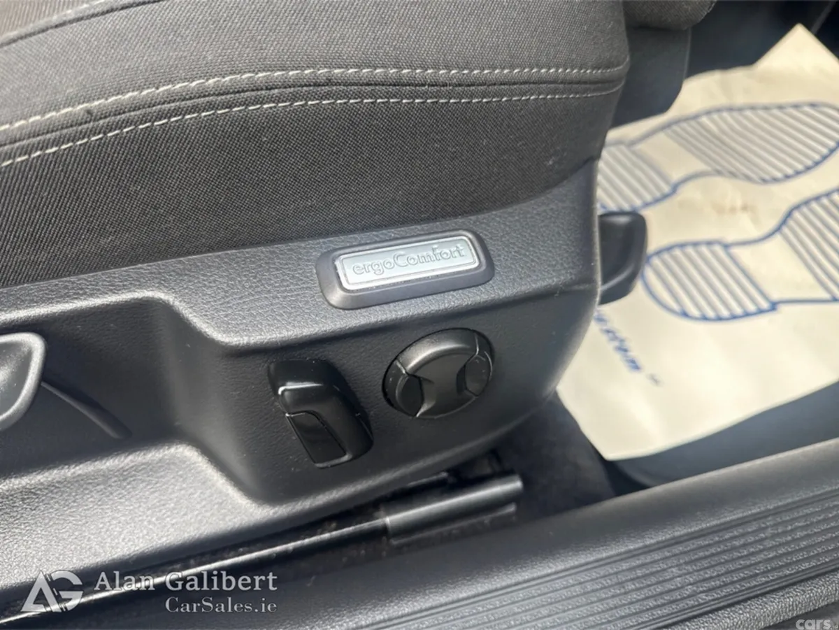 Volkswagen Passat Saloon, Diesel, 2019, Grey