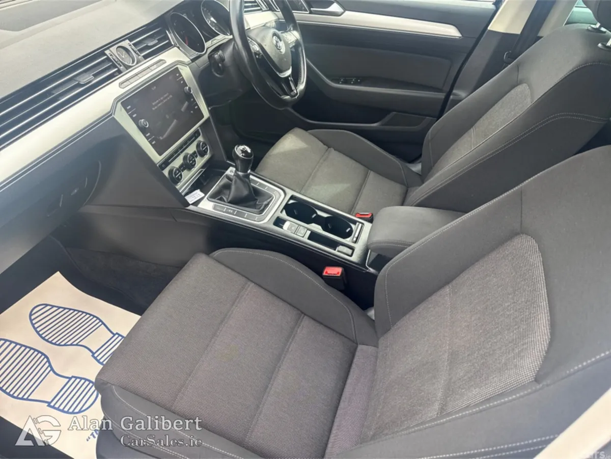 Volkswagen Passat Saloon, Diesel, 2019, Grey