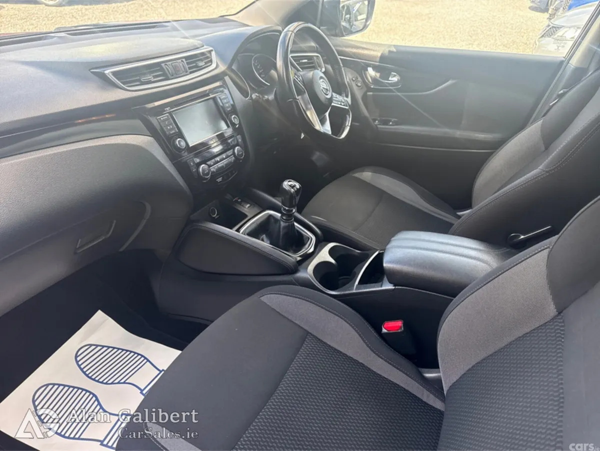 Nissan Qashqai MPV, Petrol, 2020, Red