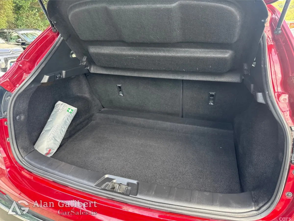 Nissan Qashqai MPV, Petrol, 2020, Red