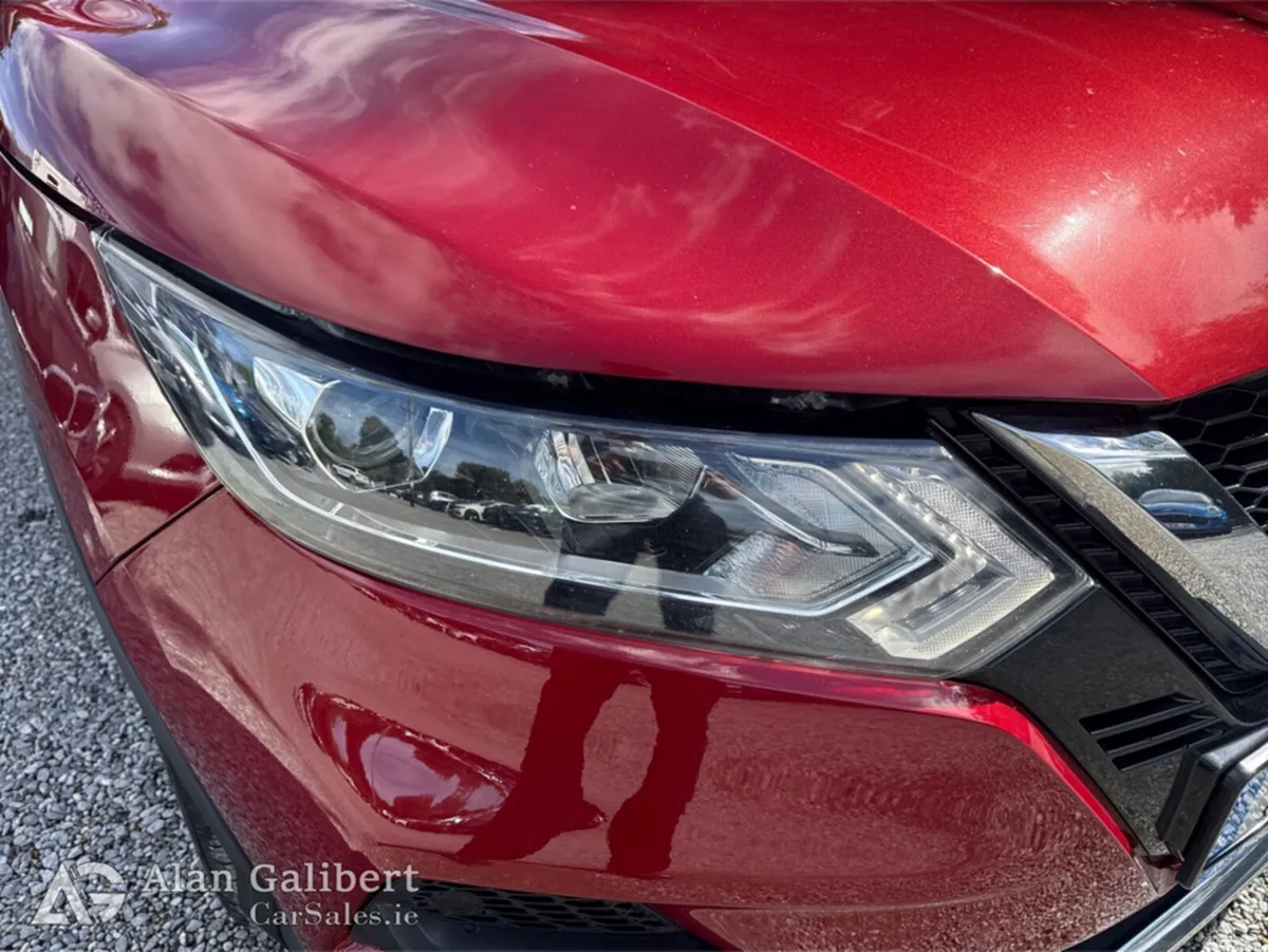 Nissan Qashqai MPV, Petrol, 2020, Red