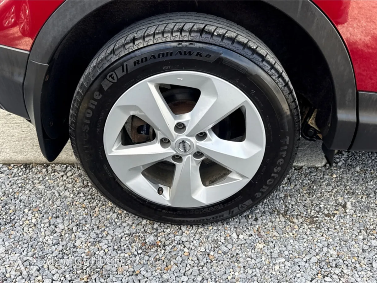 Nissan Qashqai MPV, Petrol, 2020, Red