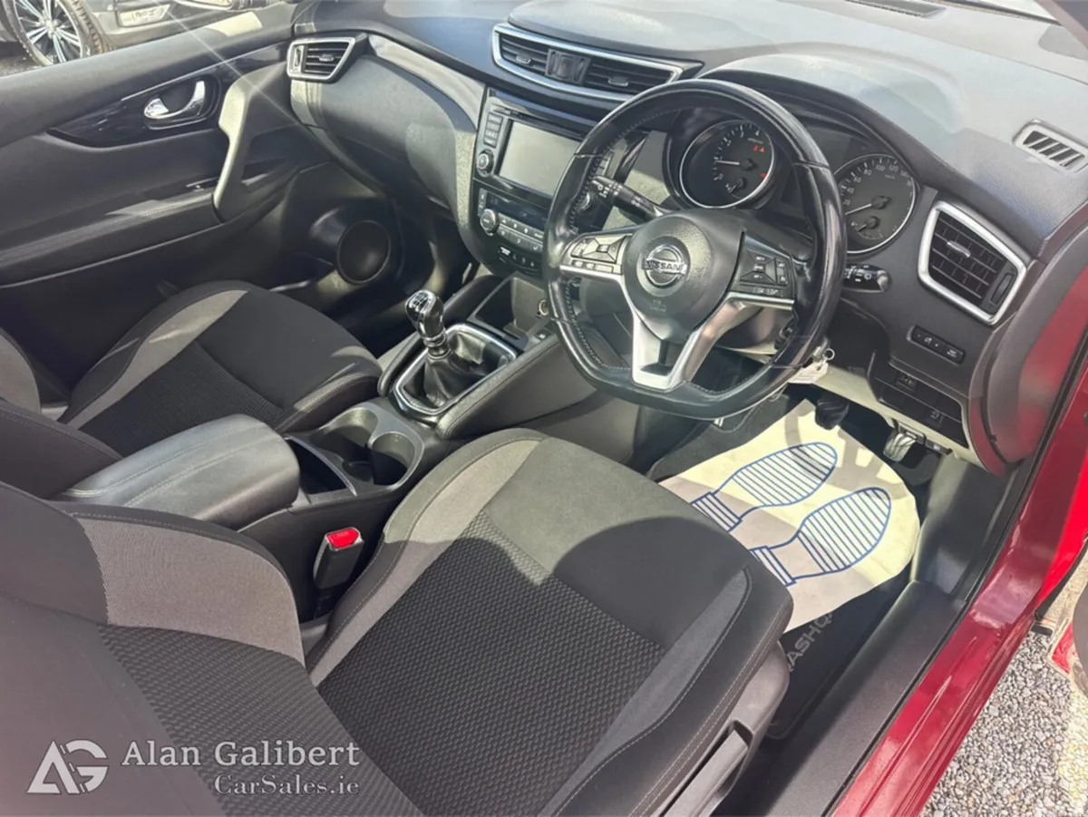 Nissan Qashqai MPV, Petrol, 2020, Red