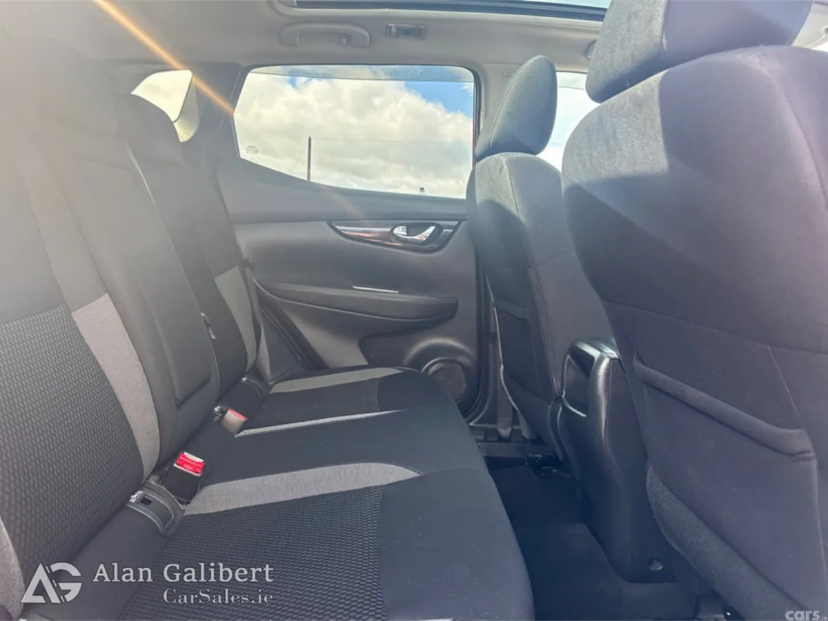Nissan Qashqai MPV, Petrol, 2020, Red