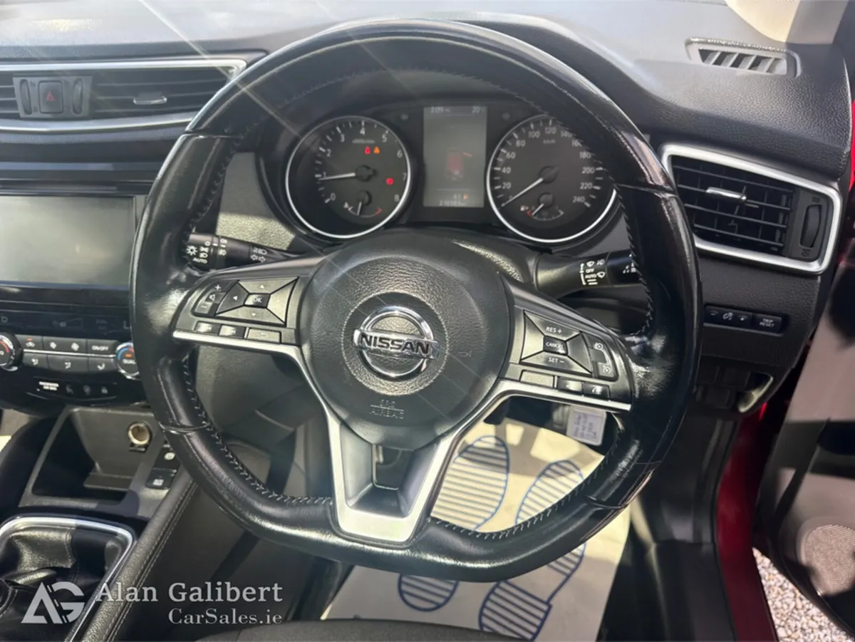 Nissan Qashqai MPV, Petrol, 2020, Red