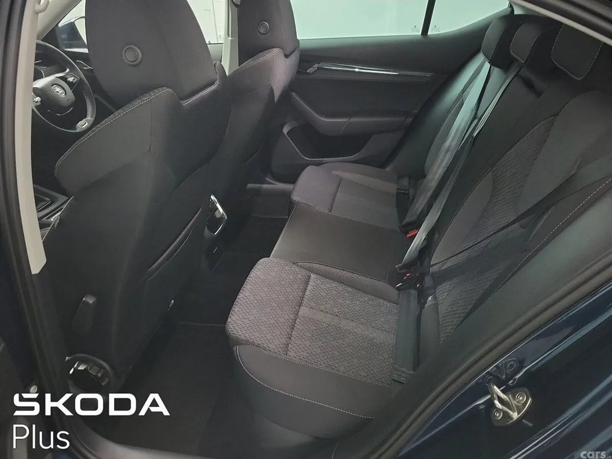 Skoda Octavia Saloon, Petrol, 2024, Blue
