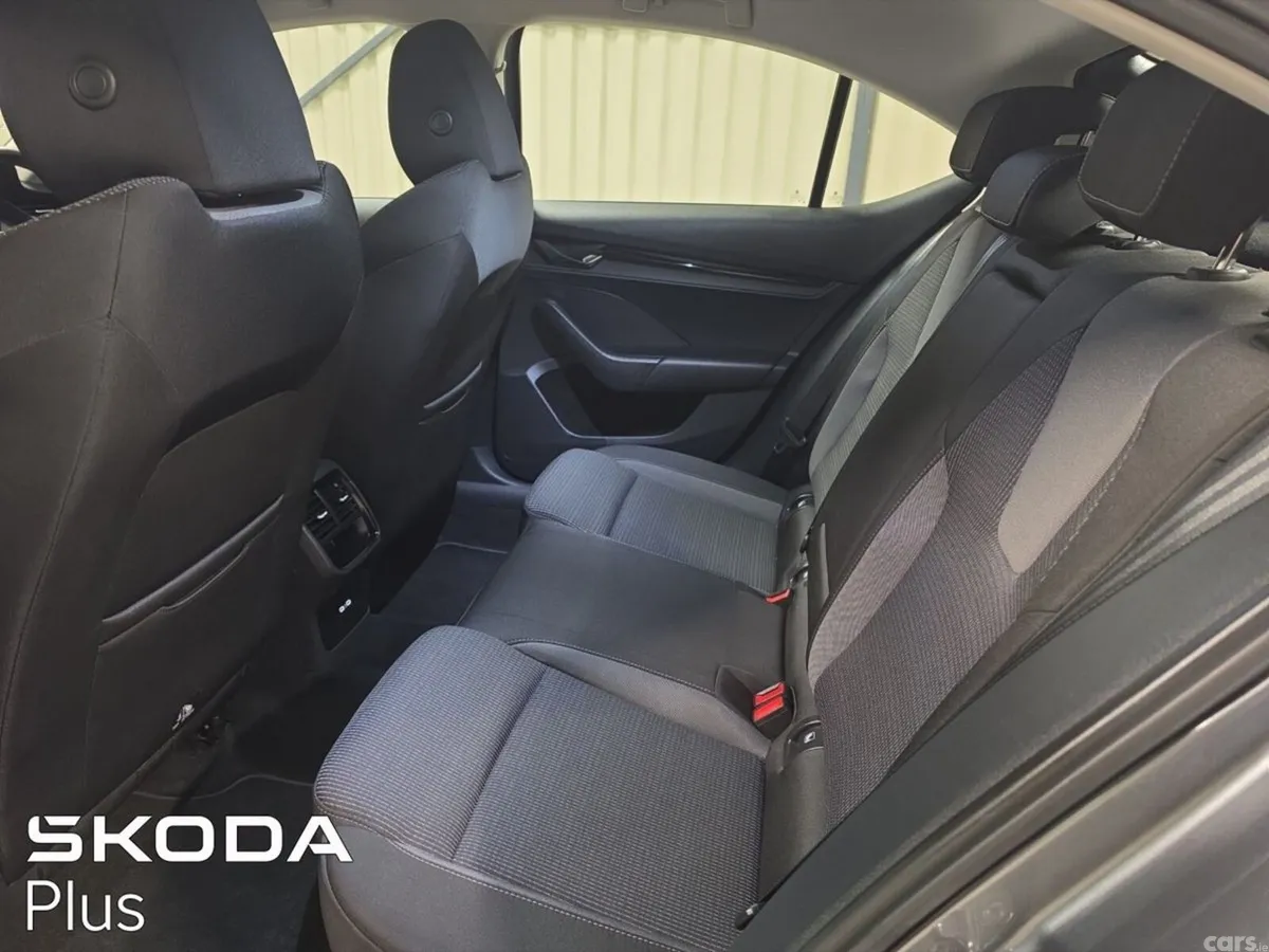 Skoda Octavia Saloon, Diesel, 2024, Grey