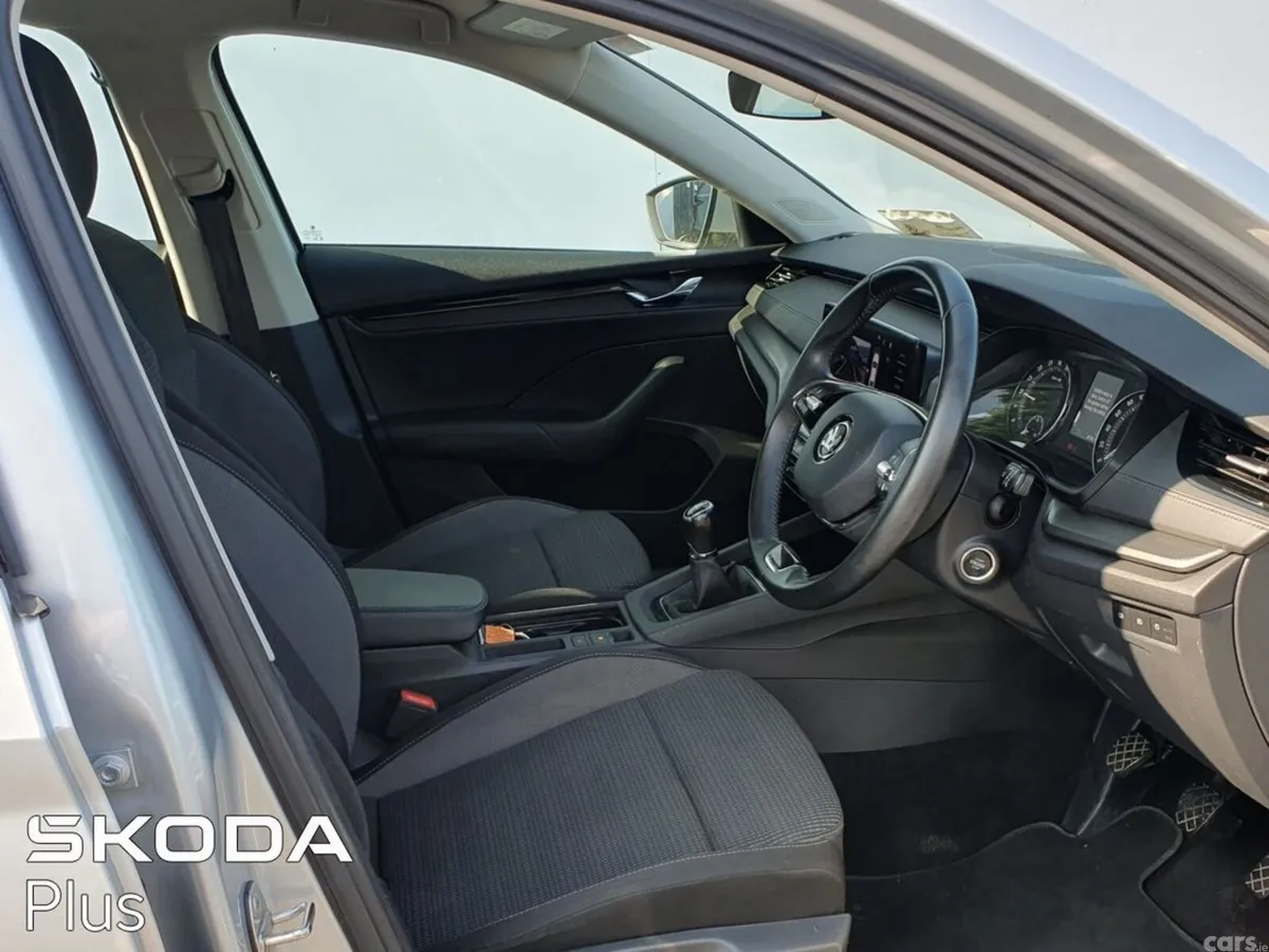 Skoda Octavia Saloon, Diesel, 2023, Silver