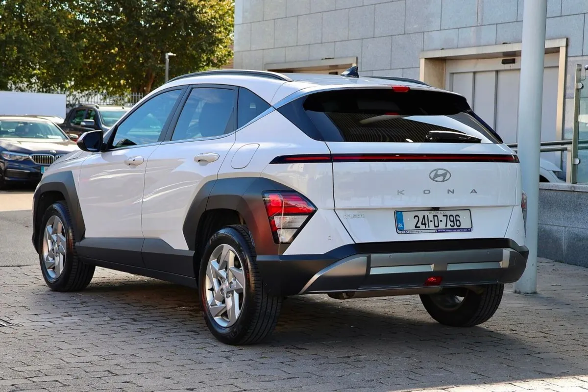 Hyundai KONA MPV, Petrol, 2024, White