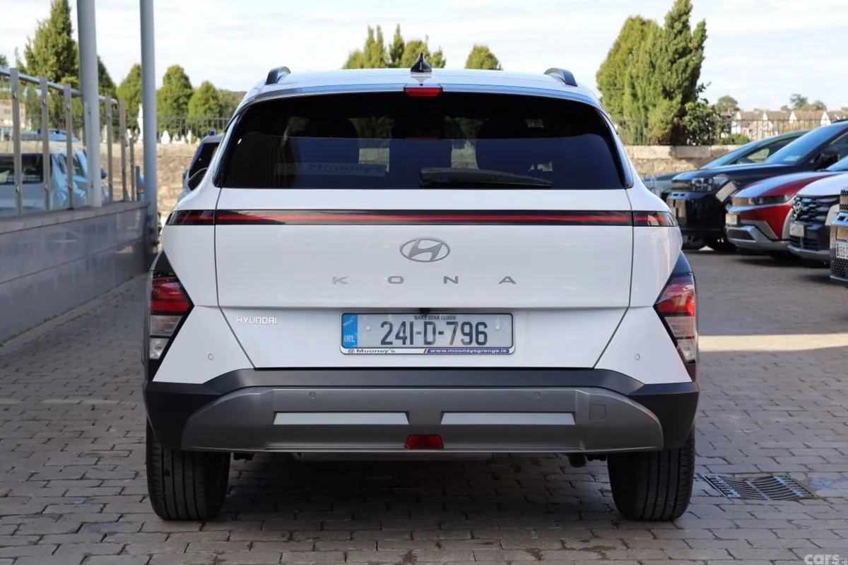 Hyundai KONA MPV, Petrol, 2024, White