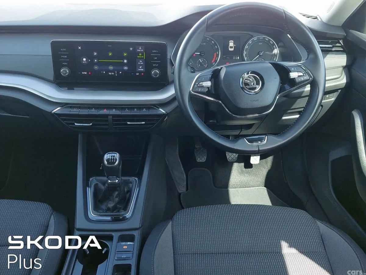 Skoda Octavia Saloon, Diesel, 2022, Grey