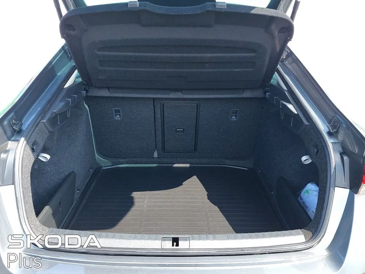 Skoda Octavia Saloon, Diesel, 2023, Grey